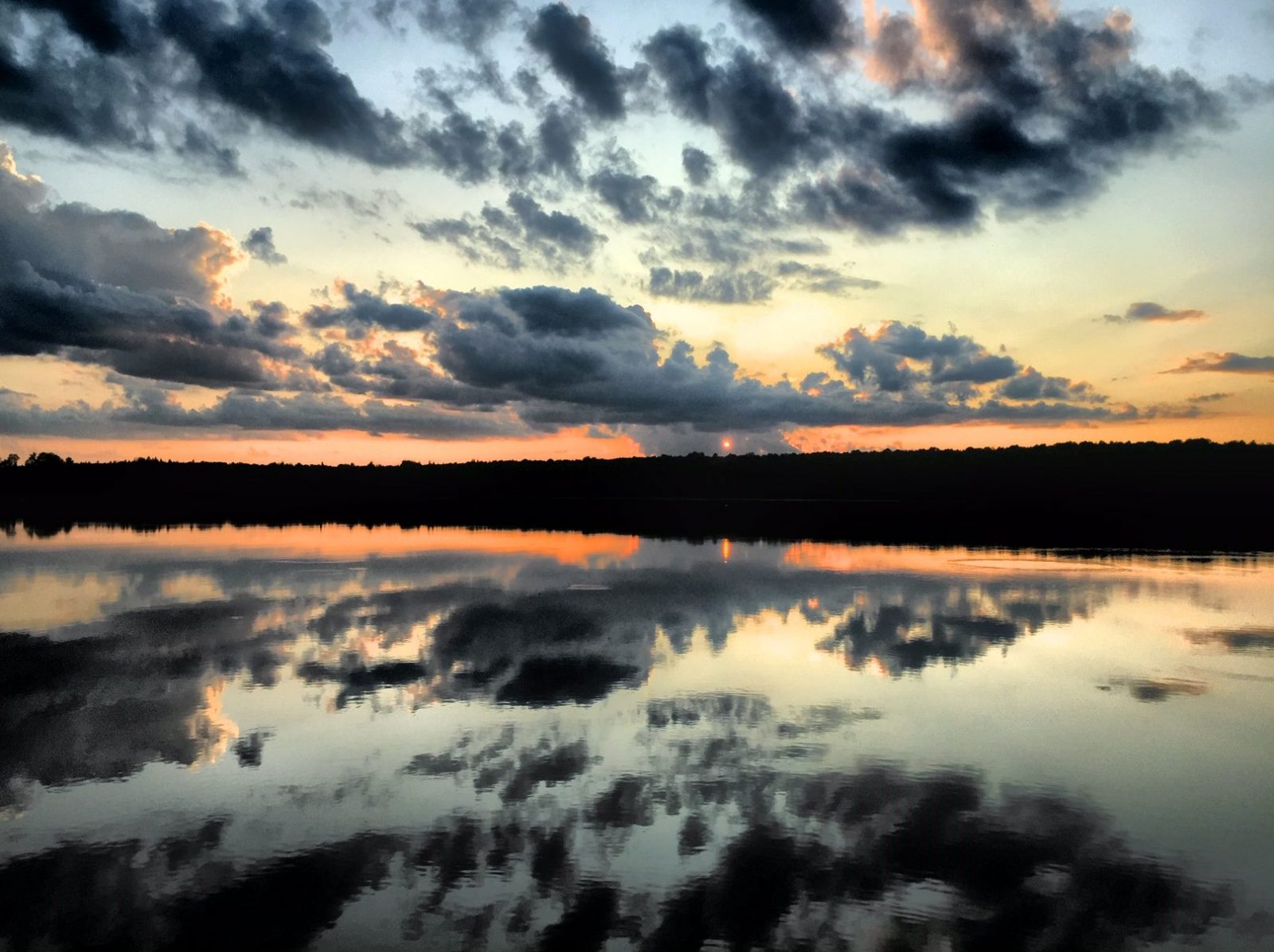 Sunsets on Iron Lake da Lake House
